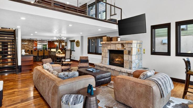Park City, Park City에 위치한 Building Deer Valley Drive - avantstay - 1640156 유닛의 세련된 인테리어가 돋보이는 거실 Park City, Park City에 위치한 Building Deer Valley Drive - avantstay - 1640156 유닛의 세련된 인테리어가 돋보이는 거실