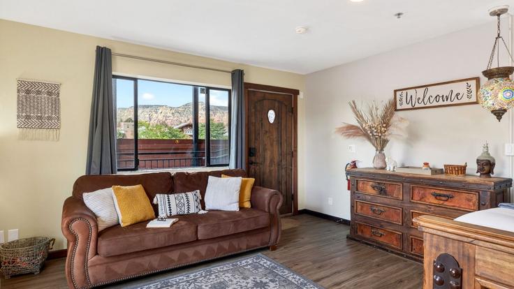 Salle de séjour élégante avec mobilier moderne dans un appartement à Building Arizona 89A - avantstay - 1539476 à Sedona, Sedona Salle de séjour élégante avec mobilier moderne dans un appartement à Building Arizona 89A - avantstay - 1539476 à Sedona, Sedona
