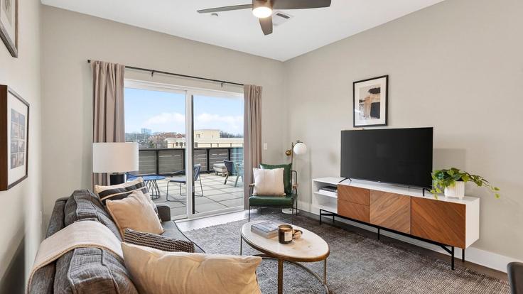 Elegant gestaltetes Wohnzimmer mit moderner Einrichtung in einer Wohnung im Building Belcourt Avenue - avantstay - 1515125 in Nashville, Nashville