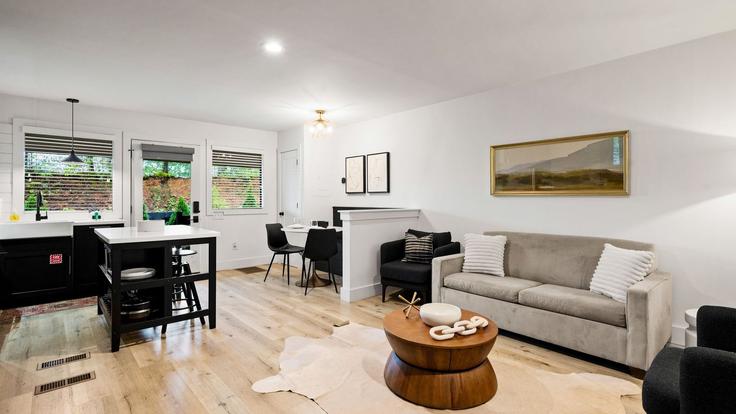 Sevierville SeviervilleのBuilding Dollys Drive - avantstay - 1233134 - USAのアパートメントにある、モダンな家具を備えたエレガントなデザインのリビングルーム