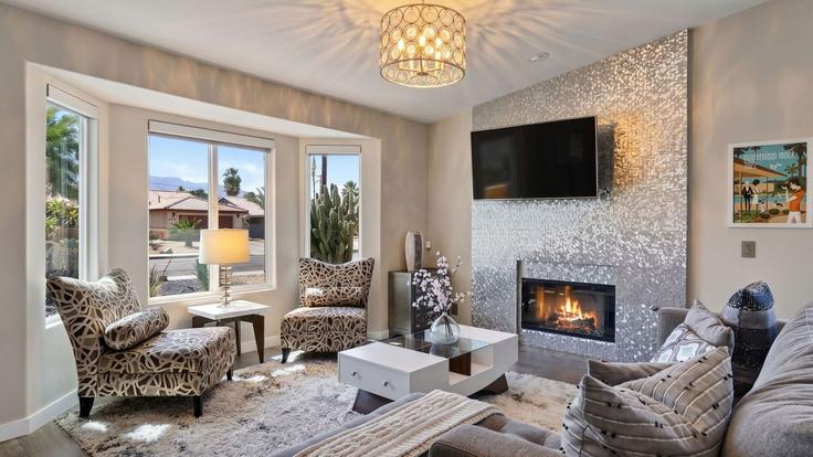 Elegant gestaltetes Wohnzimmer mit moderner Einrichtung in einer Wohnung im Building Marguerite Street - avantstay - 1555845 in Palm Springs, Palm Springs