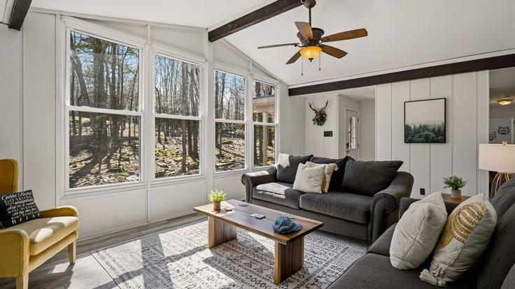 Lake Harmony Lake HarmonyのBuilding Estates Drive - avantstay - 1525725のアパートメントにある、モダンな家具を備えたエレガントなデザインのリビングルーム Lake Harmony Lake HarmonyのBuilding Estates Drive - avantstay - 1525725のアパートメントにある、モダンな家具を備えたエレガントなデザインのリビングルーム