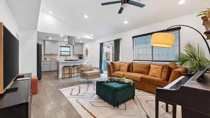 Sala de estar elegantemente projetada com móveis modernos em um apartamento no Building East 11th Street - avantstay - 1501482 em Austin, Austin