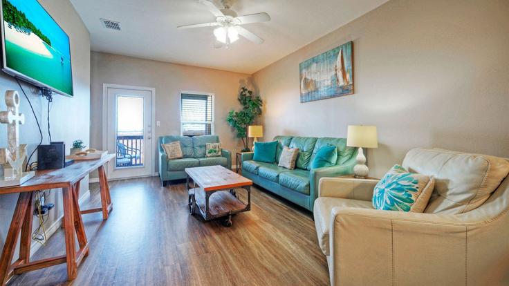 Corpus Christi Corpus ChristiのBuilding Island Village Drive - avantstay - 1494704のアパートメントにある、モダンな家具を備えたエレガントなデザインのリビングルーム