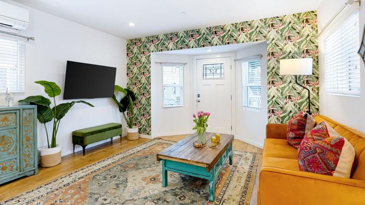 Los Angeles Los AngelesのBuilding North Gower Street - avantstay - 1030915 - LAXのアパートメントにある、モダンな家具を備えたエレガントなデザインのリビングルーム Los Angeles Los AngelesのBuilding North Gower Street - avantstay - 1030915 - LAXのアパートメントにある、モダンな家具を備えたエレガントなデザインのリビングルーム