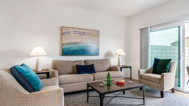 Building Monroe Street - avantstay - 1475865 adresindeki bir dairede modern mobilyalarla zarif bir şekilde tasarlanmış oturma odası Vista Santa Rosa, Vista Santa Rosa Building Monroe Street - avantstay - 1475865 adresindeki bir dairede modern mobilyalarla zarif bir şekilde tasarlanmış oturma odası Vista Santa Rosa, Vista Santa Rosa