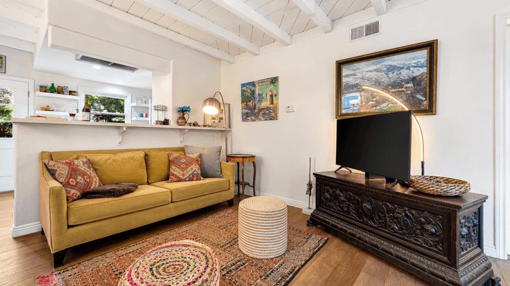Elegante sala de estar con mobiliario moderno en un apartamento en Building Palomar Avenue - avantstay - 1639640 en San Diego, San Diego Elegante sala de estar con mobiliario moderno en un apartamento en Building Palomar Avenue - avantstay - 1639640 en San Diego, San Diego
