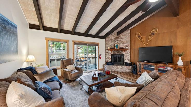 Elegant gestaltetes Wohnzimmer mit moderner Einrichtung in einer Wohnung im Building Ski Way - avantstay - 1532804 in Incline Village, Incline Village Elegant gestaltetes Wohnzimmer mit moderner Einrichtung in einer Wohnung im Building Ski Way - avantstay - 1532804 in Incline Village, Incline Village