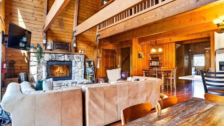 Building Cedar Mountain Road - avantstay - 1638145 adresindeki bir dairede modern mobilyalarla zarif bir şekilde tasarlanmış oturma odası Big Bear, Big Bear Building Cedar Mountain Road - avantstay - 1638145 adresindeki bir dairede modern mobilyalarla zarif bir şekilde tasarlanmış oturma odası Big Bear, Big Bear