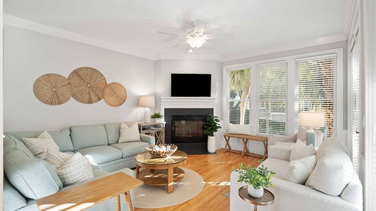 Salle de séjour élégante avec mobilier moderne dans un appartement à Building Grand Pavilion Boulevard - avantstay - 1555834 à Isle of Palms, Isle of Palms Salle de séjour élégante avec mobilier moderne dans un appartement à Building Grand Pavilion Boulevard - avantstay - 1555834 à Isle of Palms, Isle of Palms