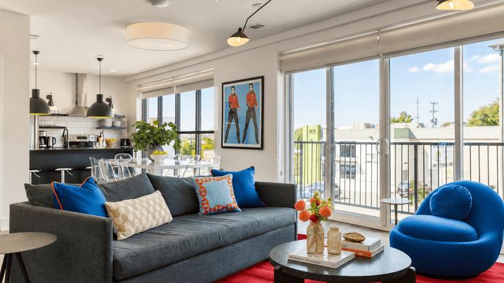 Salle de séjour élégante avec mobilier moderne dans un appartement à Building S 1st St - avantstay - 1031408 - BNA à Nashville, Nashville Salle de séjour élégante avec mobilier moderne dans un appartement à Building S 1st St - avantstay - 1031408 - BNA à Nashville, Nashville