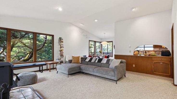 Salle de séjour élégante avec mobilier moderne dans un appartement à Building Windward Lane - avantstay - 1521795 à Manzanita, Manzanita