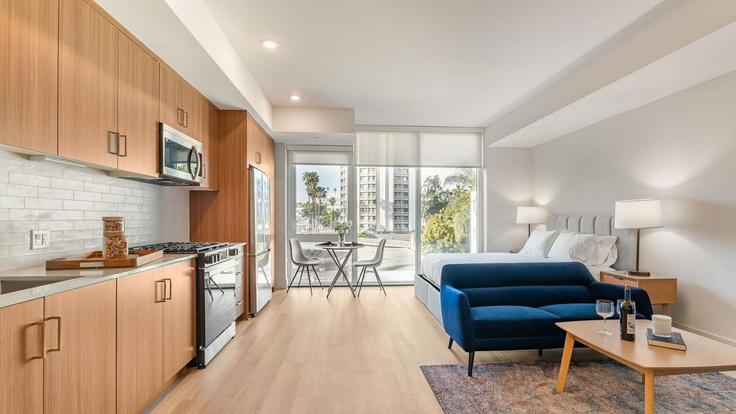 Elegant gestaltetes Wohnzimmer mit moderner Einrichtung in einer Wohnung im Building Beech Street - avantstay - 1495753 in San Diego, San Diego