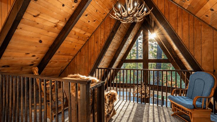 Building Silver Tip Drive - avantstay - 1027753 - LAX adresindeki bir dairede modern mobilyalarla zarif bir şekilde tasarlanmış oturma odası Big Bear Lake, Big Bear Lake