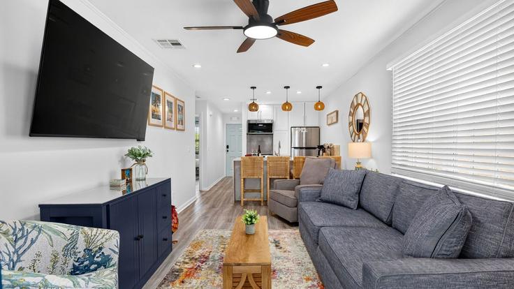 Sala de estar elegantemente projetada com móveis modernos em um apartamento no Building Southard Street - avantstay - 1605355 em Key West, Key West Sala de estar elegantemente projetada com móveis modernos em um apartamento no Building Southard Street - avantstay - 1605355 em Key West, Key West