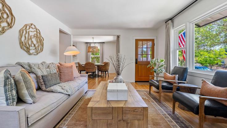 Elegante sala de estar con mobiliario moderno en un apartamento en Building Park Street - avantstay - 1601038 en Paso Robles, Paso Robles
