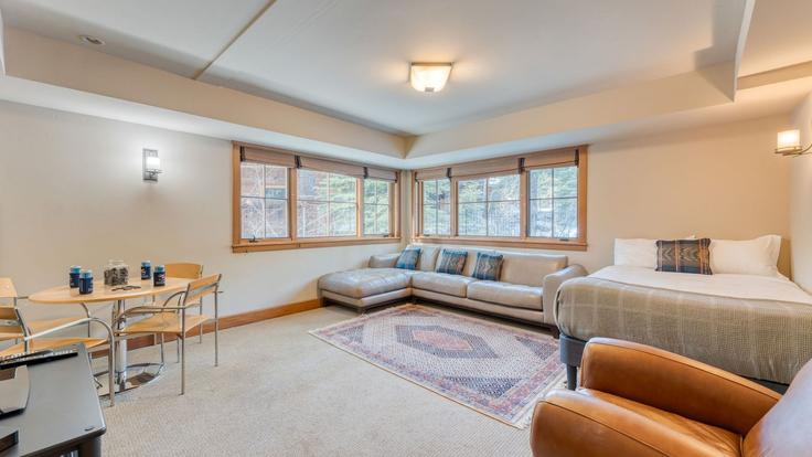 Elegant gestaltetes Wohnzimmer mit moderner Einrichtung in einer Wohnung im Building Ward Avenue - avantstay - 1027216 - SFO in Tahoe City, Tahoe City Elegant gestaltetes Wohnzimmer mit moderner Einrichtung in einer Wohnung im Building Ward Avenue - avantstay - 1027216 - SFO in Tahoe City, Tahoe City