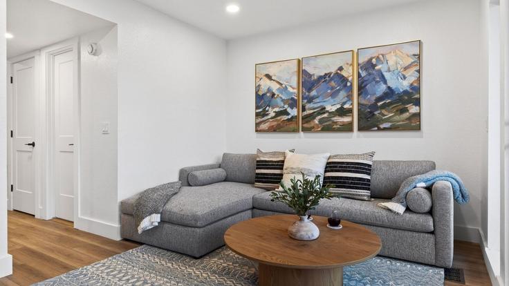 Elegant gestaltetes Wohnzimmer mit moderner Einrichtung in einer Wohnung im Building Spaulding Court - avantstay - 1497767 in Park City, Park City