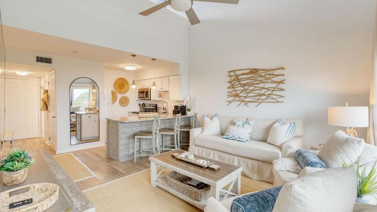 Santa Rosa Beach, Santa Rosa Beach에 위치한 Building Beachfront Trail - avantstay - 1465768 유닛의 세련된 인테리어가 돋보이는 거실