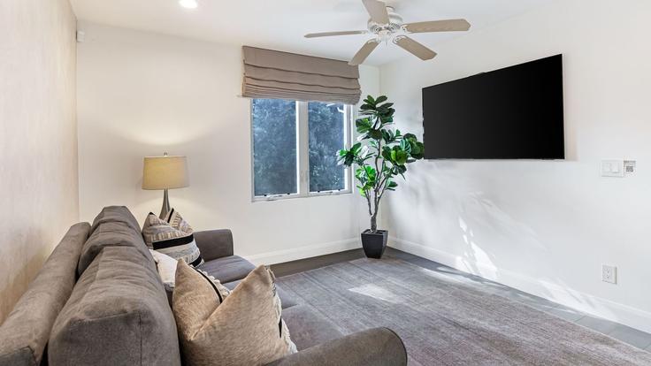 Los Angeles Los AngelesのBuilding Bellagio Road - avantstay - 1399904のアパートメントにある、モダンな家具を備えたエレガントなデザインのリビングルーム Los Angeles Los AngelesのBuilding Bellagio Road - avantstay - 1399904のアパートメントにある、モダンな家具を備えたエレガントなデザインのリビングルーム