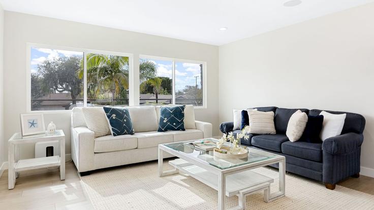 Elegant gestaltetes Wohnzimmer mit moderner Einrichtung in einer Wohnung im Building Crestview Avenue - avantstay - 1475268 in Seal Beach, Seal Beach Elegant gestaltetes Wohnzimmer mit moderner Einrichtung in einer Wohnung im Building Crestview Avenue - avantstay - 1475268 in Seal Beach, Seal Beach