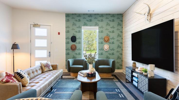 Elegant gestaltetes Wohnzimmer mit moderner Einrichtung in einer Wohnung im Building Forest Avenue - avantstay - 1027066 - BNA in Nashville, Nashville