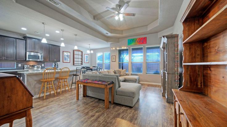 Building Rhumba Trail - avantstay - 1507359 adresindeki bir dairede modern mobilyalarla zarif bir şekilde tasarlanmış oturma odası Corpus Christi, Corpus Christi