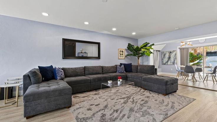 Fort Lauderdale, Fort Lauderdale에 위치한 Building North Ocean Boulevard - avantstay - 1638669 유닛의 세련된 인테리어가 돋보이는 거실 Fort Lauderdale, Fort Lauderdale에 위치한 Building North Ocean Boulevard - avantstay - 1638669 유닛의 세련된 인테리어가 돋보이는 거실