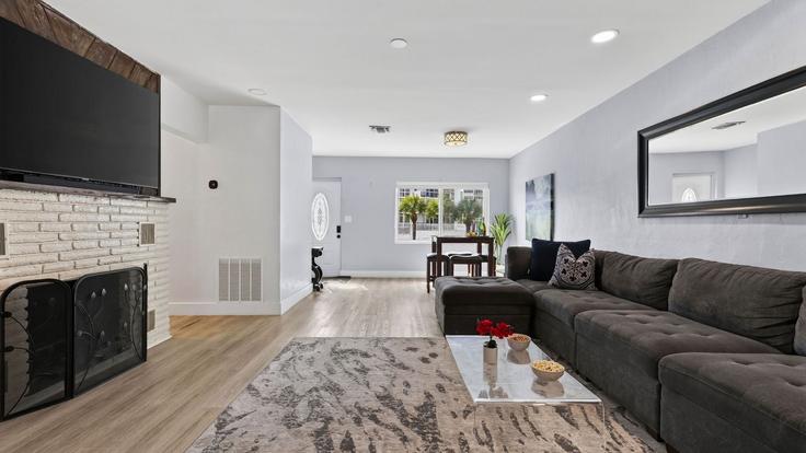 Building North Ocean Boulevard - avantstay - 1638669 adresindeki bir dairede modern mobilyalarla zarif bir şekilde tasarlanmış oturma odası Fort Lauderdale, Fort Lauderdale Building North Ocean Boulevard - avantstay - 1638669 adresindeki bir dairede modern mobilyalarla zarif bir şekilde tasarlanmış oturma odası Fort Lauderdale, Fort Lauderdale