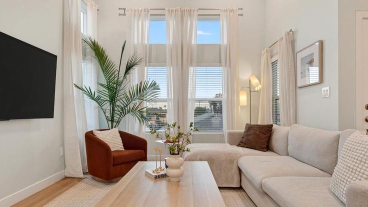 Sala de estar elegantemente projetada com móveis modernos em um apartamento no Building J Street - avantstay - 1556293 em San Diego, San Diego Sala de estar elegantemente projetada com móveis modernos em um apartamento no Building J Street - avantstay - 1556293 em San Diego, San Diego