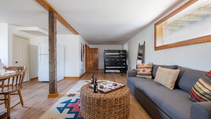 Salle de séjour élégante avec mobilier moderne dans un appartement à Building Lucerne Lane - avantstay - 1027918 - USA à Vail, Vail