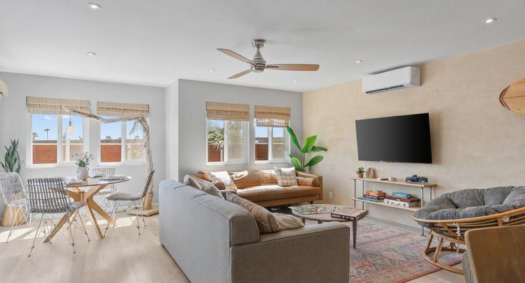 Building South El Camino Real - avantstay - 1257066 - LAX adresindeki bir dairede modern mobilyalarla zarif bir şekilde tasarlanmış oturma odası San Clemente, San Clemente Building South El Camino Real - avantstay - 1257066 - LAX adresindeki bir dairede modern mobilyalarla zarif bir şekilde tasarlanmış oturma odası San Clemente, San Clemente