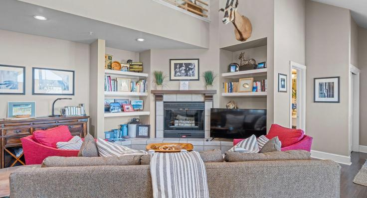 Sala de estar elegantemente projetada com móveis modernos em um apartamento no Building Lost Creek Lane - avantstay - 1028265 - USA em Mountain Village, Mountain Village