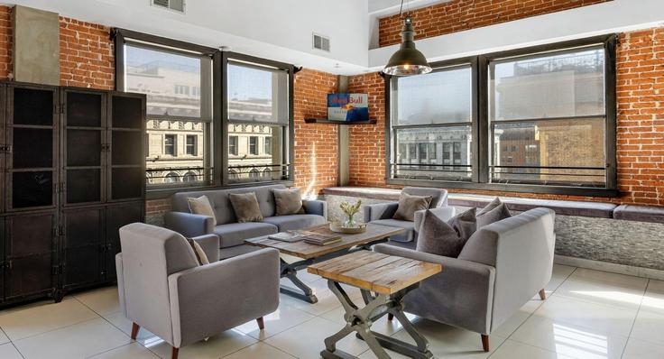 Elegant gestaltetes Wohnzimmer mit moderner Einrichtung in einer Wohnung im Building South Spring Street - avantstay - 1399982 in Los Angeles, Los Angeles Elegant gestaltetes Wohnzimmer mit moderner Einrichtung in einer Wohnung im Building South Spring Street - avantstay - 1399982 in Los Angeles, Los Angeles