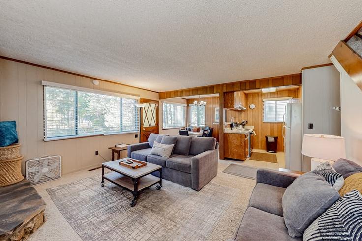 South Lake Tahoe, South Lake Tahoe에 위치한 Building Sky Meadows Court - avari-management-florida - 1590614 유닛의 세련된 인테리어가 돋보이는 거실 South Lake Tahoe, South Lake Tahoe에 위치한 Building Sky Meadows Court - avari-management-florida - 1590614 유닛의 세련된 인테리어가 돋보이는 거실
