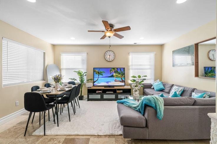 Elegante sala de estar con mobiliario moderno en un apartamento en Building Rock Street - avary-properties-llc - 1283123 - SAN en San Diego, San Diego Elegante sala de estar con mobiliario moderno en un apartamento en Building Rock Street - avary-properties-llc - 1283123 - SAN en San Diego, San Diego