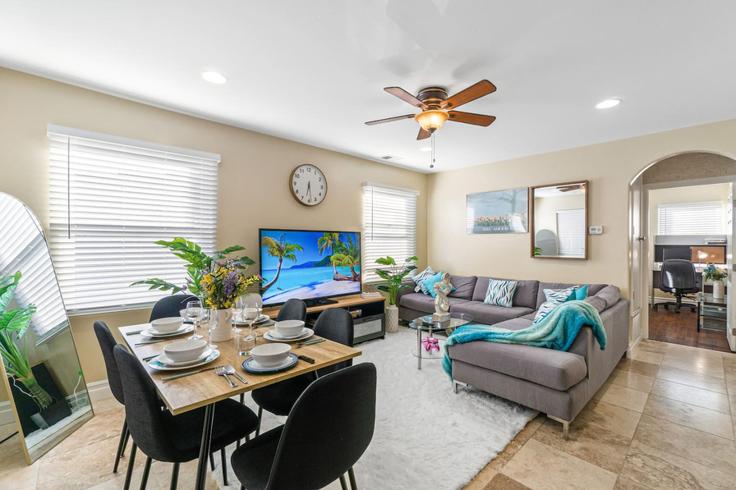 Elegant gestaltetes Wohnzimmer mit moderner Einrichtung in einer Wohnung im Building Rock Street - avary-properties-llc - 1283123 - SAN in San Diego, San Diego Elegant gestaltetes Wohnzimmer mit moderner Einrichtung in einer Wohnung im Building Rock Street - avary-properties-llc - 1283123 - SAN in San Diego, San Diego