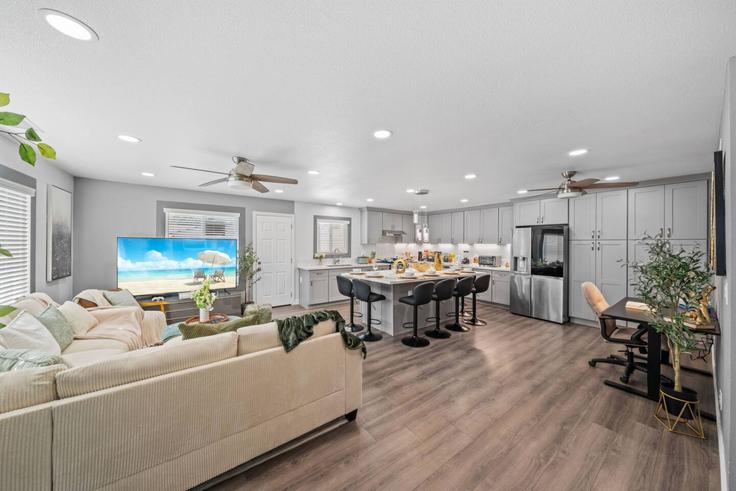 San Diego, San Diego에 위치한 Building Parkdale Avenue - avary-properties-llc - 1283139 - SAN 아파트의 세련된 인테리어가 돋보이는 거실