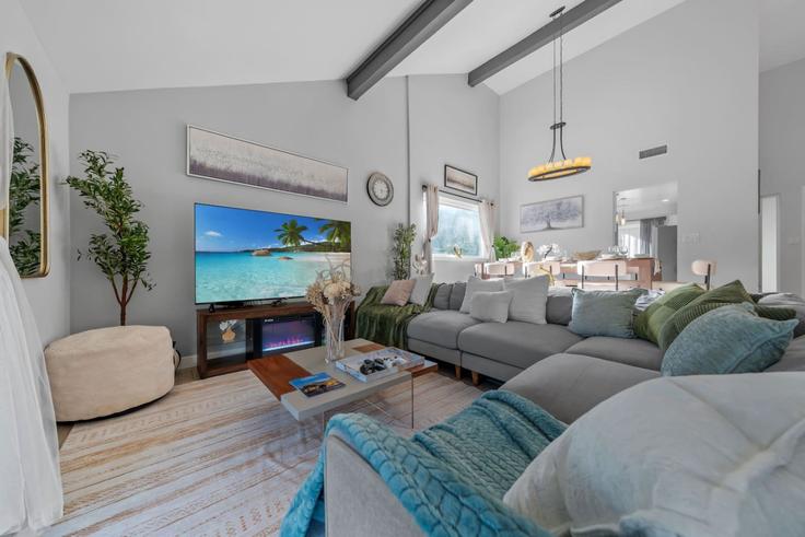 San Diego, San Diego에 위치한 Building Benavente Place - avary-properties-llc - 1283141 - SAN 아파트의 세련된 인테리어가 돋보이는 거실