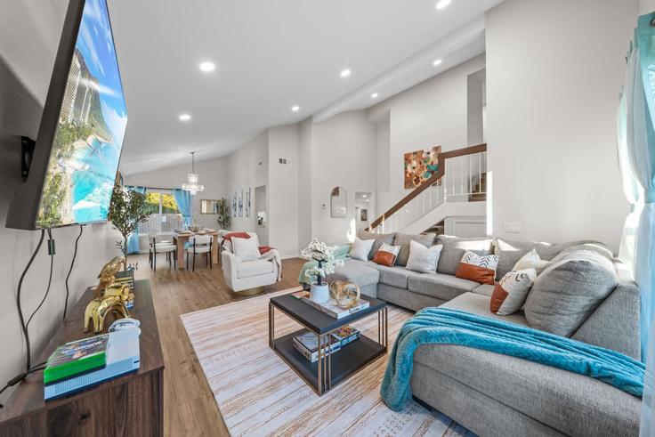 Elegante sala de estar con mobiliario moderno en un apartamento en Building Via Tres Vistas - avary-properties-llc - 1326065 en San Diego, San Diego