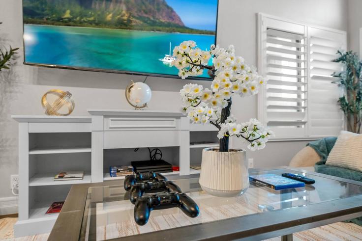 Elegante sala de estar con mobiliario moderno en un apartamento en Building Old West Avenue - avary-properties-llc - 1357369 en San Diego, San Diego