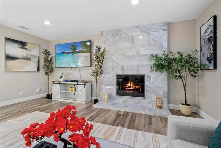 Salle de séjour élégante avec mobilier moderne dans un appartement à Building Andasol Street - avary-properties-llc - 1366716 à San Diego, San Diego Salle de séjour élégante avec mobilier moderne dans un appartement à Building Andasol Street - avary-properties-llc - 1366716 à San Diego, San Diego