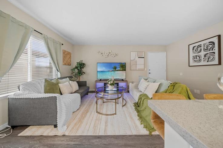 Salle de séjour élégante avec mobilier moderne dans un appartement à Building Carroll Canyon Road - avary-properties - 1465015 à San Diego, San Diego