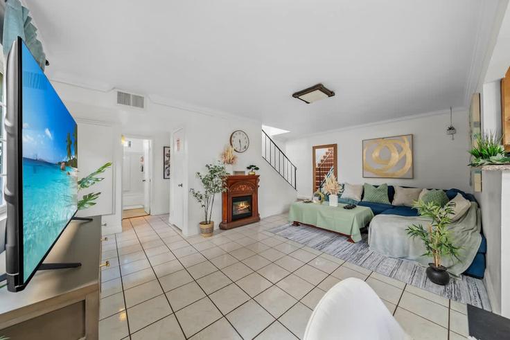 Salle de séjour élégante avec mobilier moderne dans un appartement à Building East 14th Street - avary-properties - 1464994 à National City, National City Salle de séjour élégante avec mobilier moderne dans un appartement à Building East 14th Street - avary-properties - 1464994 à National City, National City