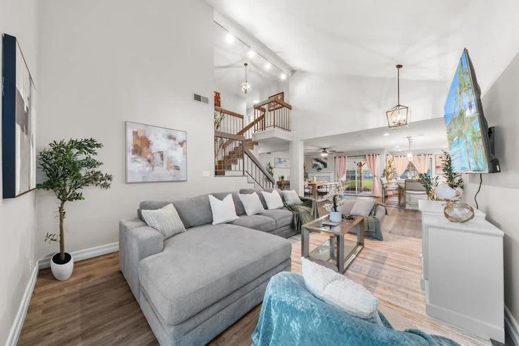 Elegante sala de estar con mobiliario moderno en un apartamento en Building Old West Avenue - avary-properties - 1465000 en San Diego, San Diego