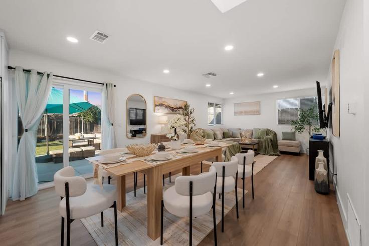 Salle de séjour élégante avec mobilier moderne dans un appartement à Building Raynell Way - avary-properties - 1465005 à El Cajon, El Cajon