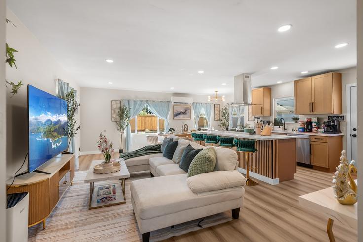 Salle de séjour élégante avec mobilier moderne dans un appartement à Building Dallas Street - avary-properties - 1643450 à La Mesa, La Mesa Salle de séjour élégante avec mobilier moderne dans un appartement à Building Dallas Street - avary-properties - 1643450 à La Mesa, La Mesa