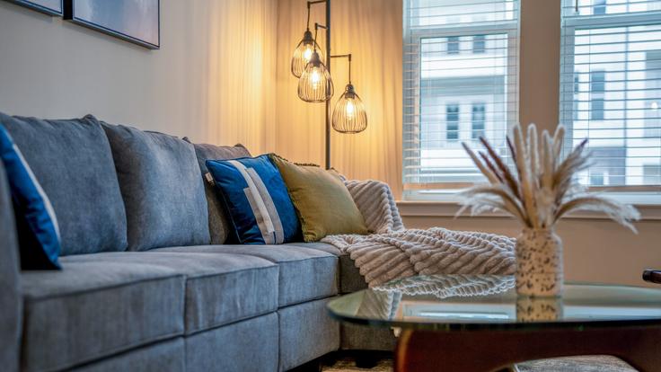 Athens AthensのBuilding Addison Road - aveline-hospitality - 1223264 - ATLのアパートメントにある、モダンな家具を備えたエレガントなデザインのリビングルーム