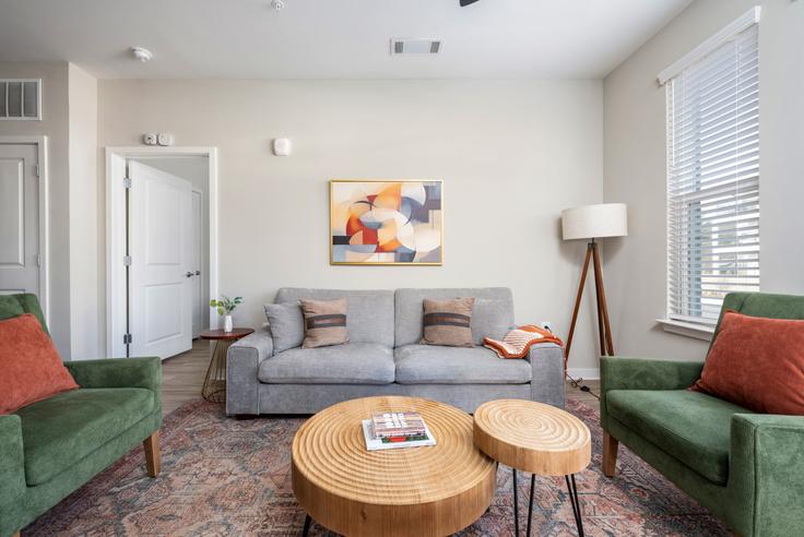 Elegant gestaltetes Wohnzimmer mit moderner Einrichtung in einer Wohnung im Building Addison Road - aveline-hospitality - 1223266 - ATL in Athens, Athens