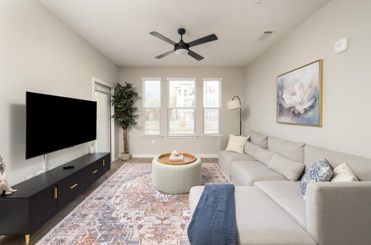 Elegant gestaltetes Wohnzimmer mit moderner Einrichtung in einer Wohnung im Building Addison Road - aveline-hospitality - 1223267 - ATL in Athens, Athens Elegant gestaltetes Wohnzimmer mit moderner Einrichtung in einer Wohnung im Building Addison Road - aveline-hospitality - 1223267 - ATL in Athens, Athens